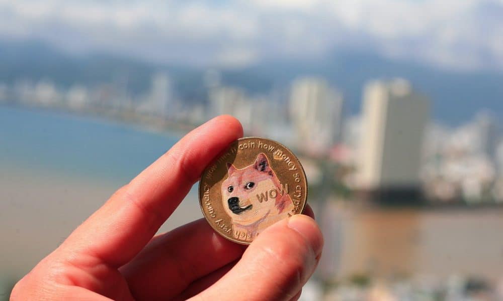 Should Dogecoin buyers wait for a breakout past this psychological level before bidding?